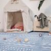 Mata piankowa boho azure rozłożona w pokoju dziecka