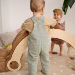 Dzieci bawiące się na macie piankowej Olya Kids - beżowa mata piankowa puzzle dla dzieci - maty ochronne i maty piankowe dla dzieci