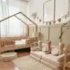 Beżowa mata piankowa z białymi wzorami Boho rozłożona przy łóżeczku w pokoju dziecka