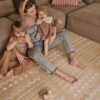 Mama z dwójką dzieci na macie piankowej boho sand