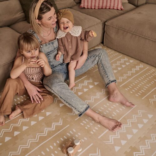 Mama z dwójką dzieci na macie piankowej boho sand