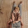 Mama z dzieckiem na macie piankowej boho sand