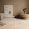 Beżowa mata piankowa boho sand w salonie
