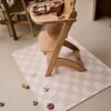 Splashmat Mata ochronna Pink Beige od Olya Kids - Wodoodporna mata ochronna dla dzieci, idealna do użytku pod krzesełkiem do karmienia podczas rozszerzania diety oraz podczas zabaw kreatywnych, takich jak malowanie farbami czy zabawy piaskiem kinetycznym. Wykonana z nietoksycznej, wegańskiej skóry, zapewniająca łatwe utrzymanie czystości i stabilność dzięki antypoślizgowemu spodowi. Idealna do domu, dostępna w dwóch kształtach: okrąg o średnicy 110 cm oraz prostokąt 95×125 cm, w unikalnym wzornictwie CHESS PINK BEIGE.