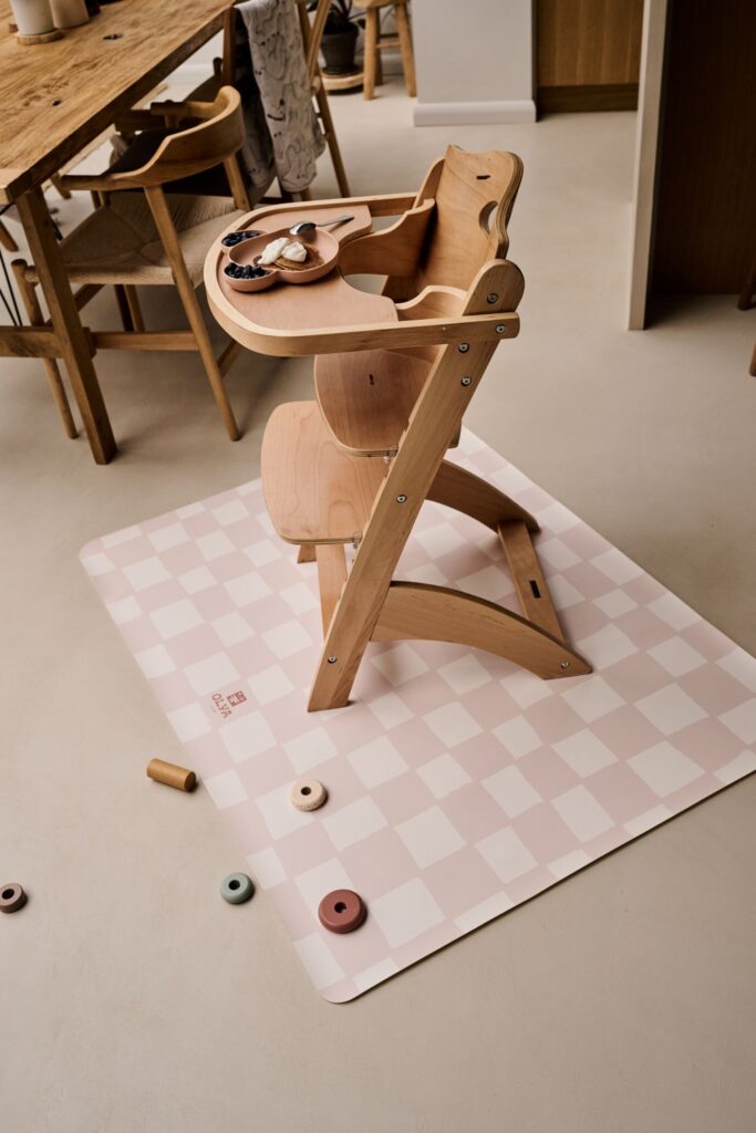 Splashmat Mata ochronna Pink Beige od Olya Kids - Wodoodporna mata ochronna dla dzieci, idealna do użytku pod krzesełkiem do karmienia podczas rozszerzania diety oraz podczas zabaw kreatywnych, takich jak malowanie farbami czy zabawy piaskiem kinetycznym. Wykonana z nietoksycznej, wegańskiej skóry, zapewniająca łatwe utrzymanie czystości i stabilność dzięki antypoślizgowemu spodowi. Idealna do domu, dostępna w dwóch kształtach: okrąg o średnicy 110 cm oraz prostokąt 95×125 cm, w unikalnym wzornictwie CHESS PINK BEIGE.