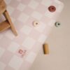 Splashmat Mata ochronna Pink Beige - Wodoodporna mata ochronna dla dzieci, idealna do użytku pod krzesełkiem do karmienia podczas rozszerzania diety oraz podczas zabaw kreatywnych, takich jak malowanie farbami czy zabawy piaskiem kinetycznym. Wykonana z nietoksycznej, wegańskiej skóry, zapewniająca łatwe utrzymanie czystości i stabilność dzięki antypoślizgowemu spodowi. Idealna do domu, dostępna w dwóch kształtach: okrąg o średnicy 110 cm oraz prostokąt 95×125 cm, w unikalnym wzornictwie CHESS PINK BEIGE.