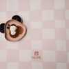 Splashmat Mata ochronna pod krzesełko Pink Beige - Wodoodporna mata ochronna dla dzieci, idealna do użytku pod krzesełkiem do karmienia podczas rozszerzania diety oraz podczas zabaw kreatywnych, takich jak malowanie farbami czy zabawy piaskiem kinetycznym. Wykonana z nietoksycznej, wegańskiej skóry, zapewniająca łatwe utrzymanie czystości i stabilność dzięki antypoślizgowemu spodowi. Idealna do domu, dostępna w dwóch kształtach: okrąg o średnicy 110 cm oraz prostokąt 95×125 cm, w unikalnym wzornictwie CHESS PINK BEIGE.