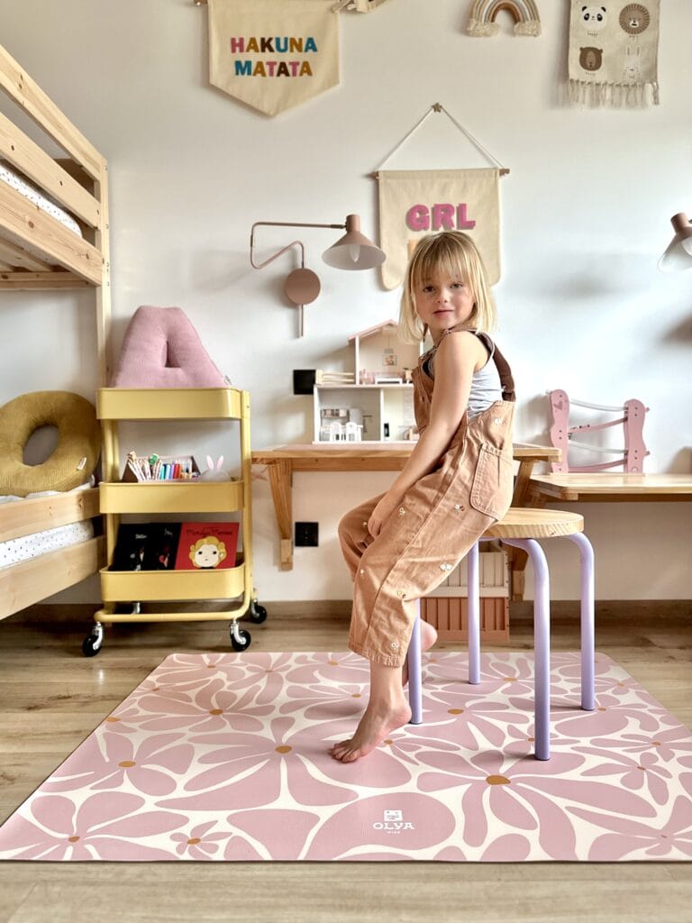 Mata ochronna Daisy Pink - idealna mata dla dziewczynki - urocze kolory i kształt kwiatów