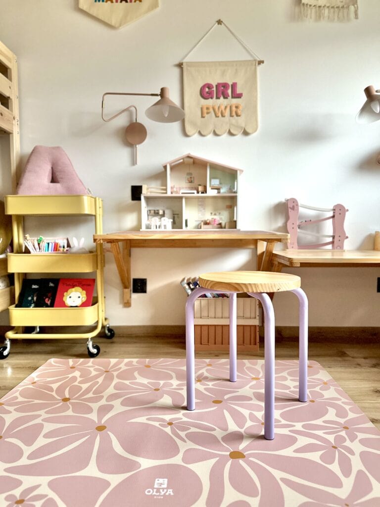 Mata ochronna pod krzesełko Daisy Pink - idealna mata dla dziewczynki - urocze kolory i kształt kwiatów